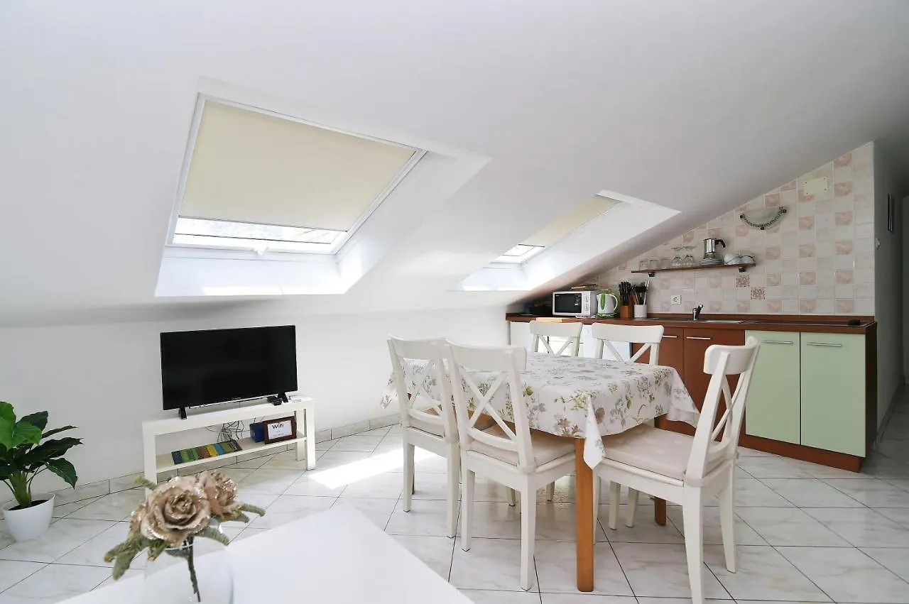 Apartments Luni II Baška Croaţia