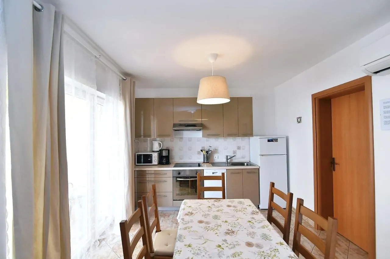 Apartments Luni II Baška 0*,
